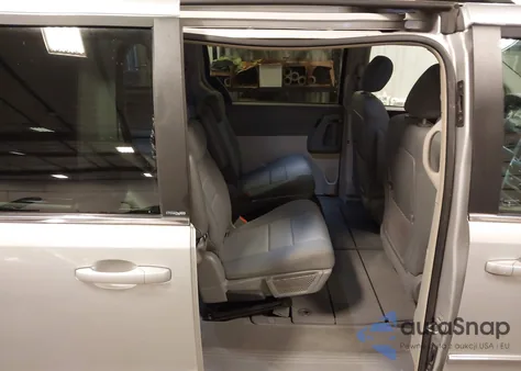 2010 Chrysler Town & Country Touring from USA, damaged, VIN 2A4RR5D13AR271245